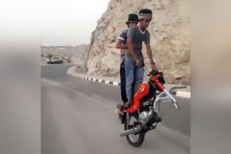 Videos de Moto: Menina empinando de moto