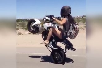 Videos Radicais: Menina empinando de moto