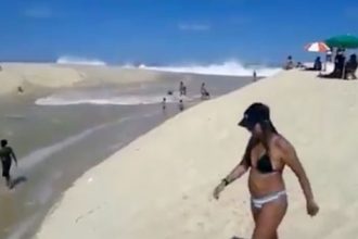 Videos Engraçados: Olha o tsunami aí gente