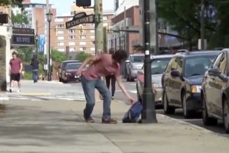 Baixar video Humilhando ladrões de mochila na rua
