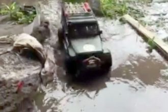 Videos de Carro: Uno com escada vence Camaro no pega