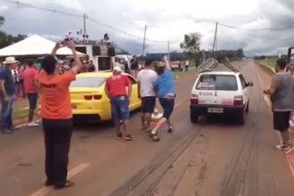 Videos de Carro: Uno com escada vence Camaro no pega