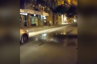 Videos: Chovendo só no meio da rua