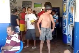 Videos: Chovendo só no meio da rua