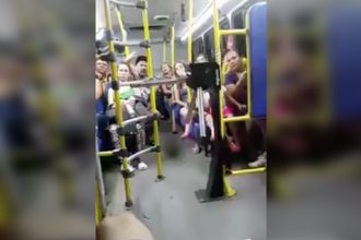 Videos: Chovendo só no meio da rua