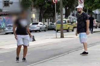 Baixar video Assediando Homens na Rua