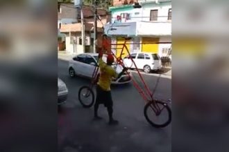 Baixar video O Homem da Bicicleta Gigante