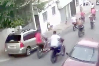 Videos: Tirou a arma do porta-malas