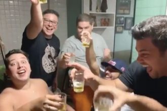 Baixar video Reunião com os amigos, quando a esposa liga 😨