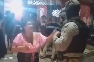 Videos: Bebeu e cantou pro policial