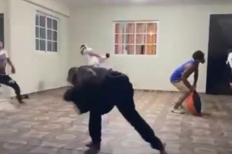 Baixar video Batalha de travesseiro profissional