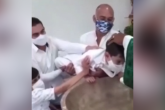 Videos Engraçados: Garoto incomodado no batismo