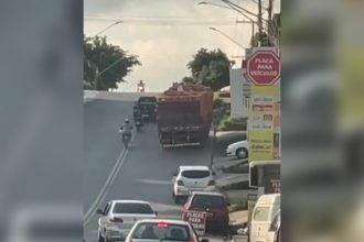 Baixar video Caminhão desgovernado cheio de tijolo