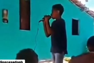 Baixar video Arrasando no karaoke