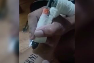 Baixar video Confiou no amigo pra tatuar